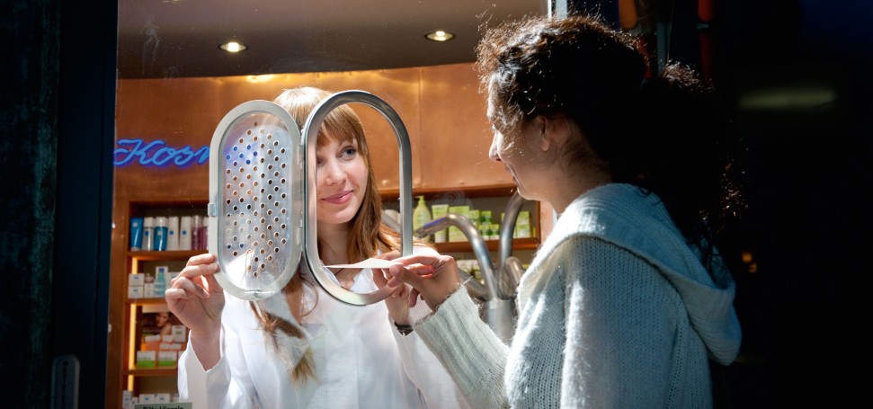 Apothekerin bedient Kundin am Notdienstschalter