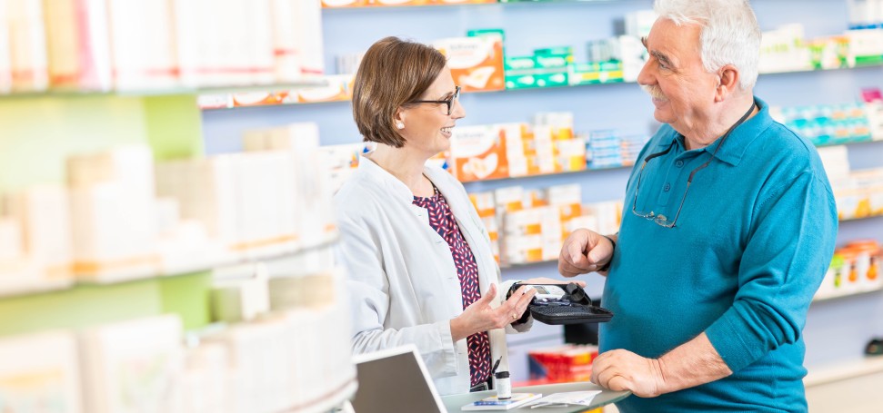 Beratung eines Kunden in der Apotheke