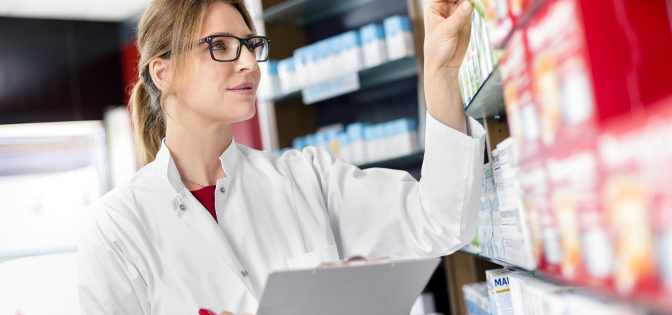 Pharmazeutisch-Kaufmännische Angestellte kontrolliert die Artikel im Freiwahlbereich