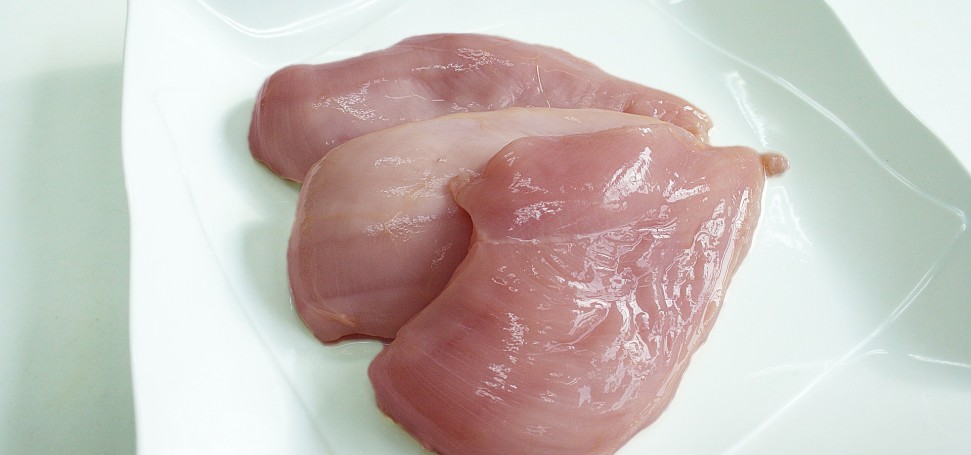 Hähnchenbrustfleisch auf einem Teller