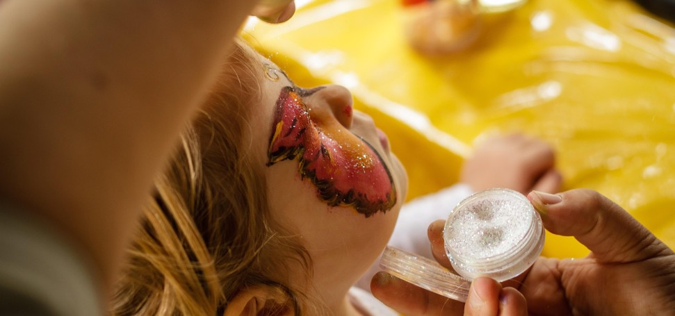 Ein Kind wird geschminkt