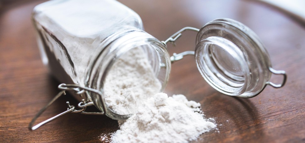 Ein umgefallenes Glas mit Mehl