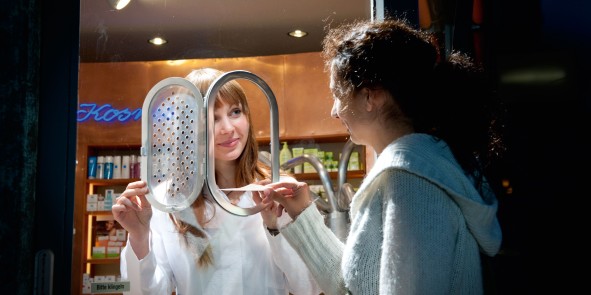 Apothekerin bedient Kundin am Notdienstschalter