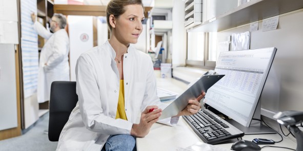 Frau im Backoffice der Apotheke