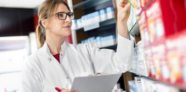 Pharmazeutisch-Kaufmännische Angestellte kontrolliert die Artikel im Freiwahlbereich