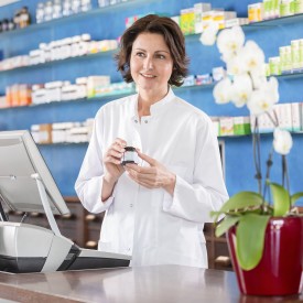 Apothekerin in der Beratung am HV-TIsch