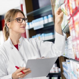 Pharmazeutisch-Kaufmännische Angestellte kontrolliert die Artikel im Freiwahlbereich