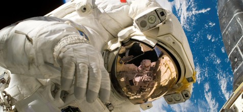 Astronaut im All