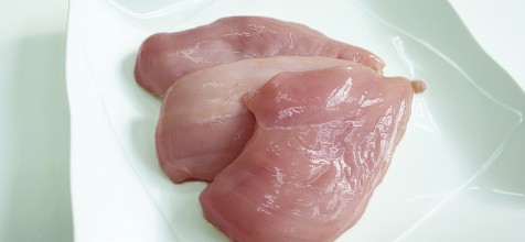 Hähnchenbrustfleisch auf einem Teller